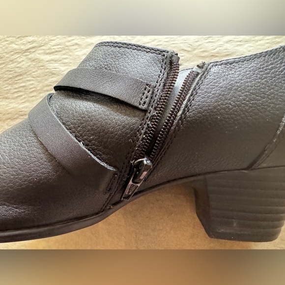 CLARKS Women’s Low Ankle Leather Heel Boots - Black - Size 41 EU / 9.5 US - Picture 13 of 16
